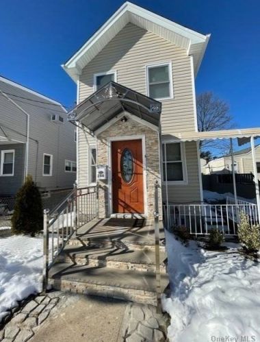 286 Randall Ave, Floral Park, NY 11003-3104