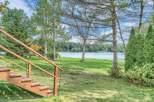 451 Panorama Dr, Mohegan Lake NY  10547-1204 exterior