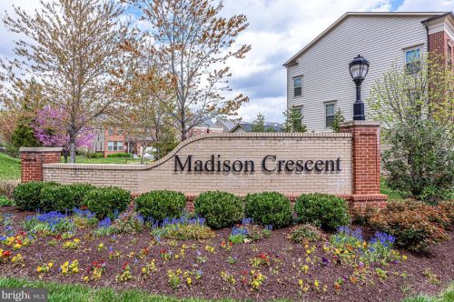 7939 Crescent Park Dr, Gainesville, VA 20155-1571