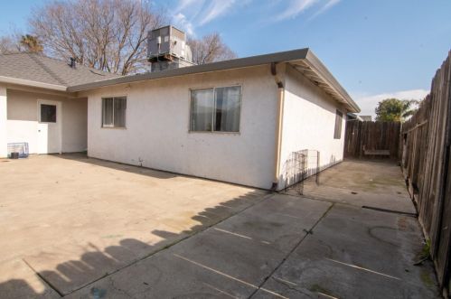 512 Mount Everest Ct, Modesto CA  95358-6316 exterior