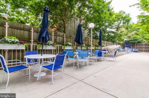 220 Locust St, Philadelphia PA  19106-3952 exterior