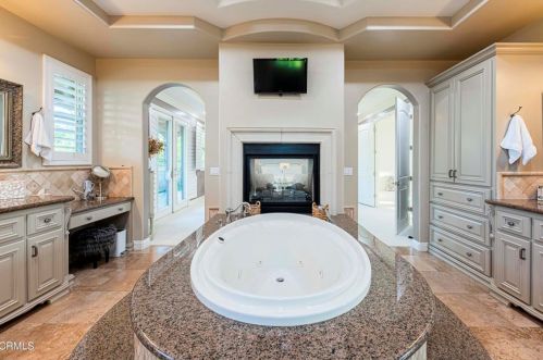 840 Fairway Dr, Bakersfield CA 93309-2416 exterior