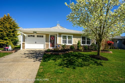 28 Ashford Dr, Bricktown, NJ 08723-7811