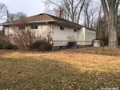 31 Hollo Dr, Holbrook, NY 11741-1226