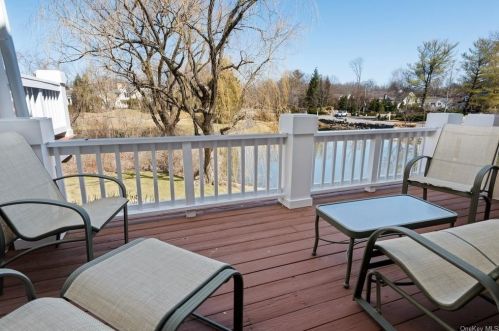 1 Doral Grn Dr, Rye Brook NY  10573-5405 exterior