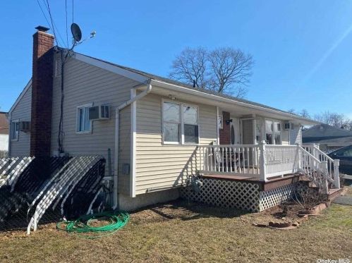395 Oakland Ave, Central Islip NY  11722-2013 exterior