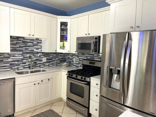 77 Springhill Dr, Greystone Park, NJ 07950-1168