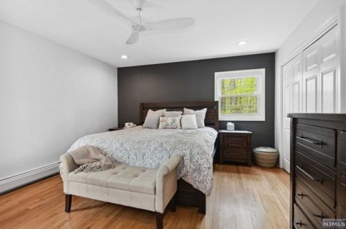 1 Springwood Ter, Kinnelon NJ  07405-2166 exterior