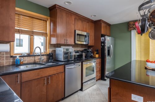 196 Riviera Dr, North Lindenhurst, NY 11757-6833
