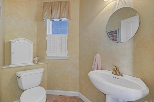 40 Briarbrook Dr, Briarcliff NY  10510-2075 exterior