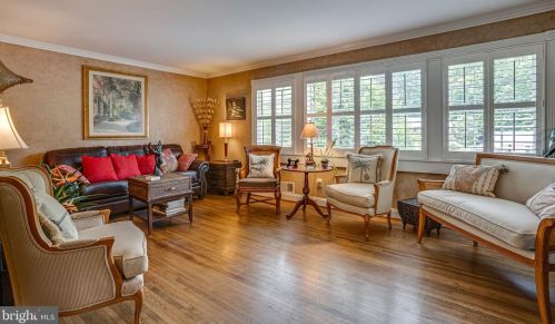 8309 Carrleigh Pkwy, Springfield, VA 22152-1824