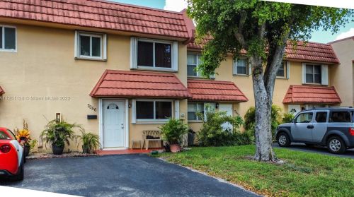 7056 169th St, Hialeah, FL 33015-4213