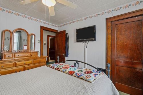 629 Maplewood Ave, Ambridge PA 15003-2415 exterior