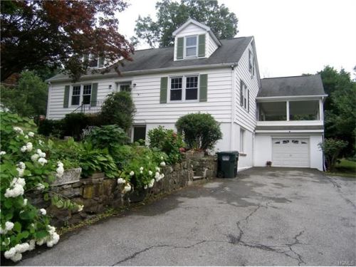 39 Mayfair Ln, Mahopac, NY 10541-2138