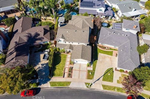 221 Stanford Ln, Seal Beach, CA 90740-2519
