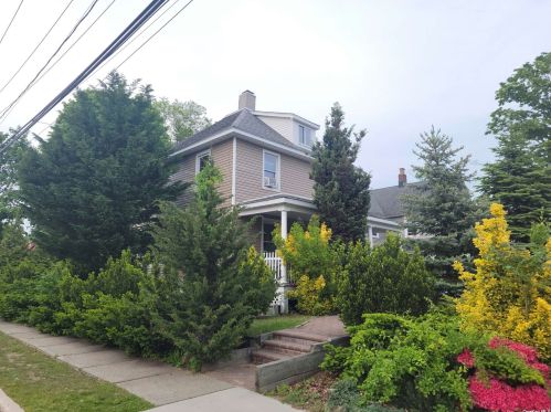 66 Oak St, Amityville, NY 11701-3054