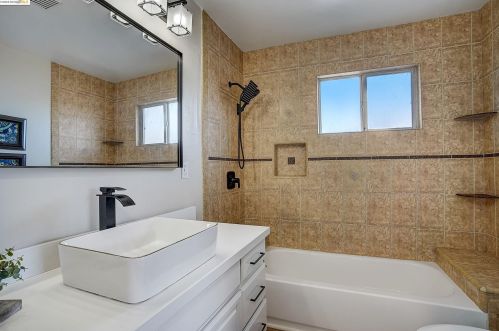 4732 Congress Ave, Oakland CA 94601-5406 exterior