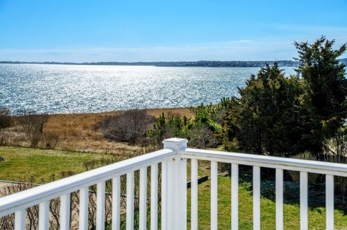 40 Barracuda Rd, East Quogue, NY 11942-4916