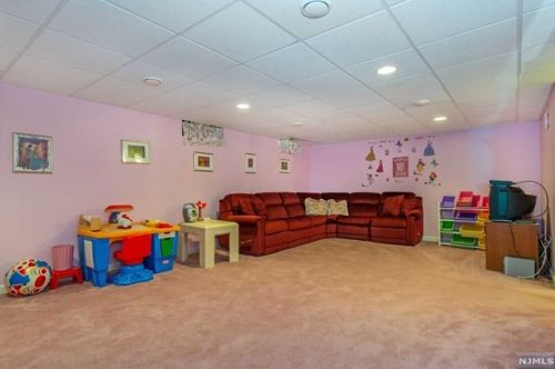 11 Rolling Vw Dr, West Paterson NJ  07424-2639 exterior