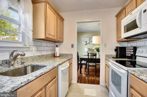 2376 Hunters Square Ct, Herndon VA  20191-2818 exterior