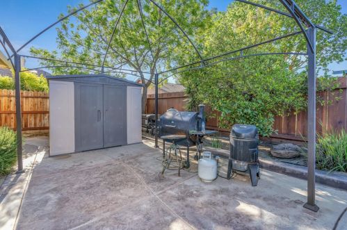 1047 Tyler Ave, Los Banos CA 93635-4839 exterior