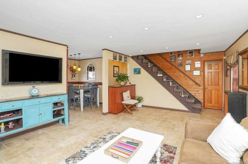 13 Hinton Ave, Babylon, NY 11702-1407