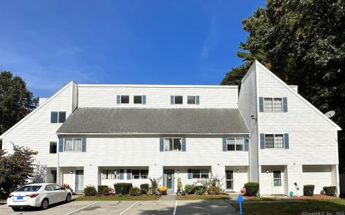 63 Perry St, Putnam, CT 06260-2218