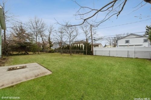 76 Shelbourne Ln, New Hyde Park NY  11040-1044 exterior