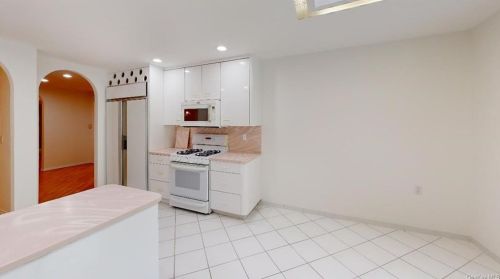76 Gail Dr, New Rochelle NY  10805-2113 exterior