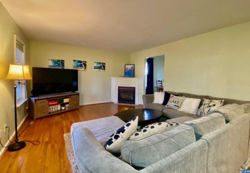 818 Jefferson Dr, Bybee, VA 22963-3242
