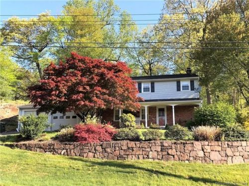 22 White Birch Dr, Bridgeport, CT 06611-3712