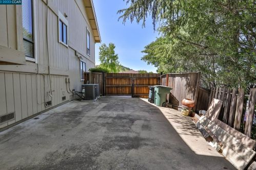 5525 Merritt Dr, Concord CA 94521-4708 exterior