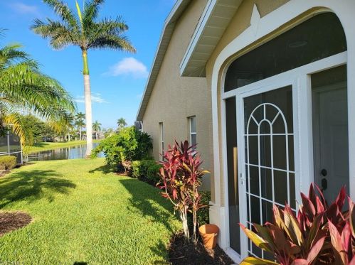 5831 Greenwood Cir, Naples, FL 34112-8303