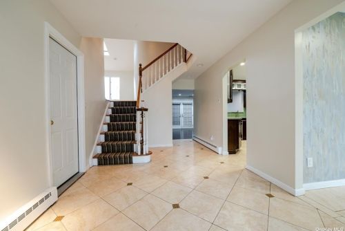 526 Hemlock Dr, Cedarhurst, NY 11516-1018
