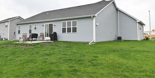 620 Spur Rd, Slinger WI  53086-9293 exterior