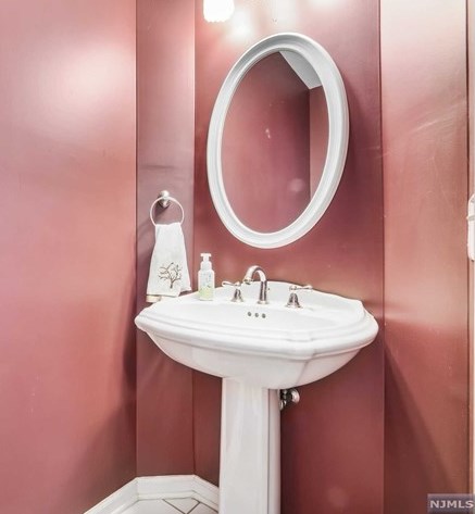 5 River Dell, Oakland NJ  07436-2302 exterior