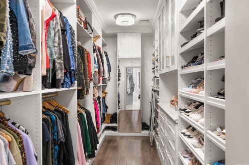 55 Chestnut St, Mount Sinai NY  11766-2326 exterior