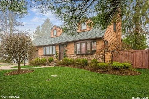 114 Radcliff Dr, Muttontown, NY 11732-1225