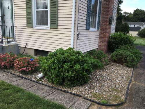 25 Pearl St, Windsor Locks, CT 06096-1421