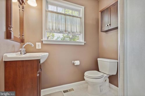 1186 Horseshoe Dr, Blue Bell PA  19422-1948 exterior