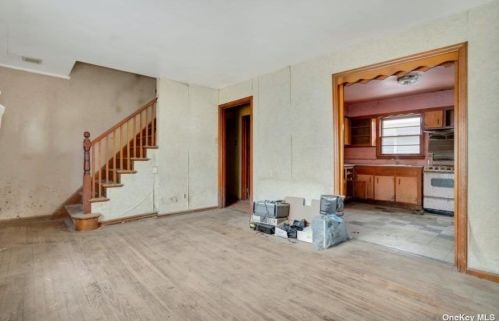 225 Elm Rd, Far Rockaway, NY 11096-1120
