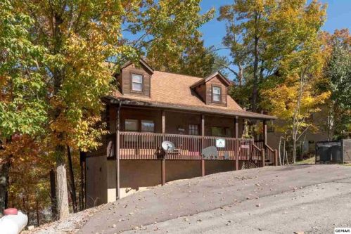 1639 Raccoon Den Way, Pigeon Forge TN  37862-7193 exterior