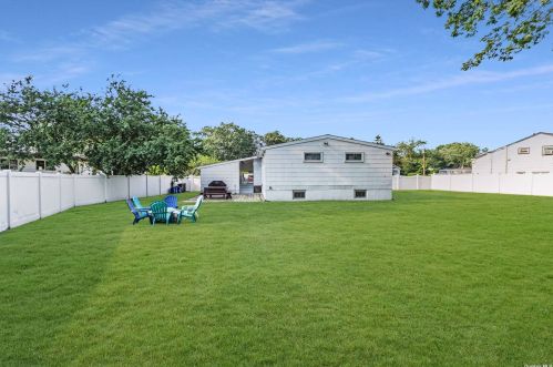 22 Strathmore Dr, Babylon NY  11703-3713 exterior