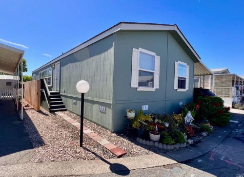 32 Leisure Park Cir, Santa Rosa, CA 95401-5882