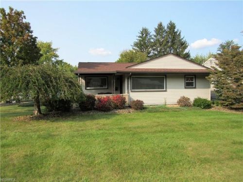 1070 Doris Dr, Hubbard, OH 44425-1213