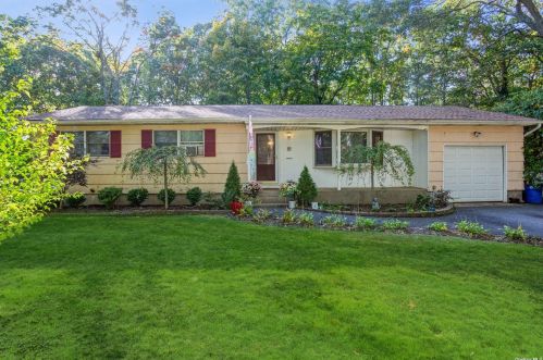 92 Oakland Ave, Miller Place, NY 11764-3115