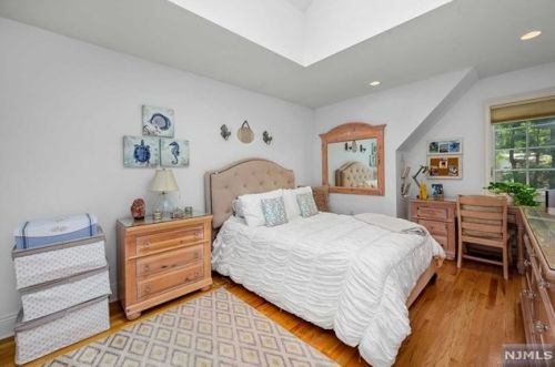 30 Oak Dr, Upper Saddle River NJ  07458-2132 exterior