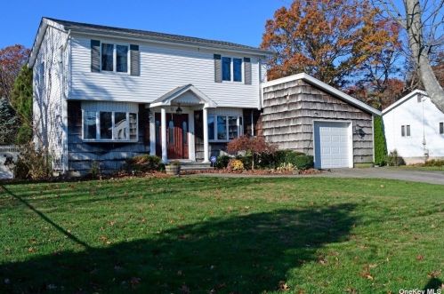 49 Rocket Dr, Islip Terrace, NY 11752-2418