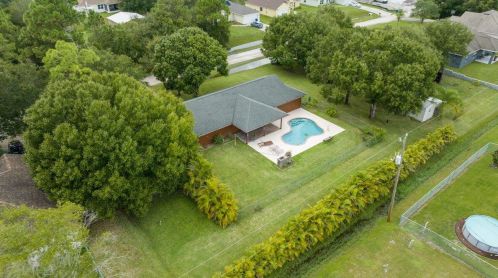 8416 105th Ct, Vero Beach, FL 32967-3691