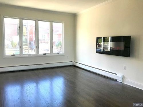 213 11th St, Palisades Park, NJ 07650-2072